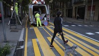 Situasi di Barcelona berangsur normal, usai Pemerintah Spanyol mengendurkan aturan lockdown di negaranya. Aktivitas mulai menggeliat, bahkan pantai sudah mulai dibuka untuk umum. (Foto: Josep LAGO / AFP)