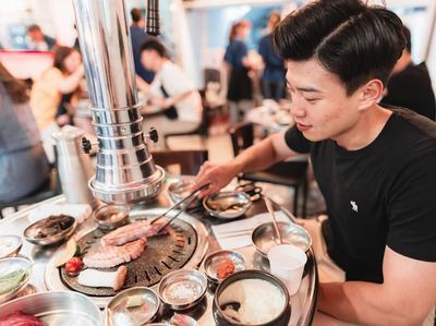 Lihat Lagi Gaya Kulineran Hansol, YouTuber Korea Roemit yang Keren