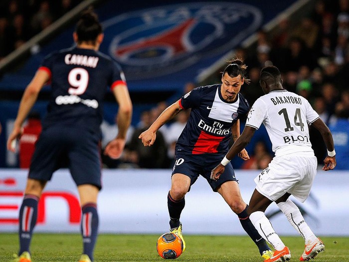 PARIS, FRANCE - MAY 07:  Zlatan Ibrahimovic of PSG attempts to get past Tiemoue Bakayoko of Rennais during the Ligue 1 match between Paris Saint-Germain FC and Stade Rennais FC at Parc des Princes on May 7, 2014 in Paris, France.  (Photo by Dean Mouhtaropoulos/Getty Images)