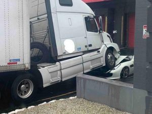 Karma Bos Tak Bayar Gaji Karyawan, Ferrari-nya Ringsek Dilindas Truk Karma Bos Tak Bayar Gaji Karyawan, Ferrari-nya Ringsek Dilindas Truk