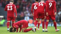 Mohamed Salah merayakan golnya dengan bersujud syukur saat Liverpool menghantam Watford 2-0 dalam lanjutan Liga Inggris di Anfield, 14 Desember 2019. Salah memborong dua gol The Reds di pertandingan itu. Foto: Getty Images/Clive Brunskill