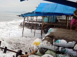 Video Gelombang Tinggi Hantam Pesisir Sukabumi