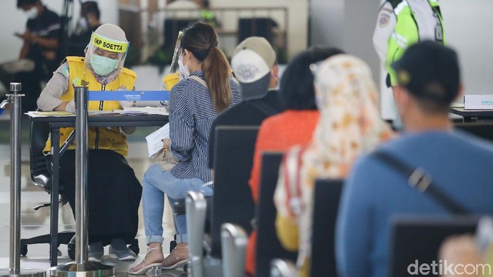 Suasana Terkini Bandara Soetta Pascapenerbangan Dibuka Kemenhub membuka kembali layanan penerbangan domestik dengan penumpang bersyarat. Bandara tersibuk di Indonesia, Soekarno Hatta kembali beroperasi.