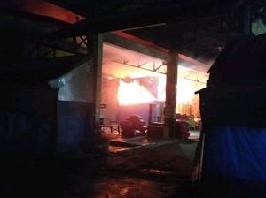 35 Kios Pasar Porda Juwana Pati Ludes Terbakar 35 Kios Pasar Porda Juwana Pati Ludes Terbakar