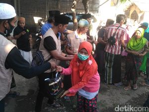 Warga Situbondo yang Terdampak Corona Semringah Terima Sembako