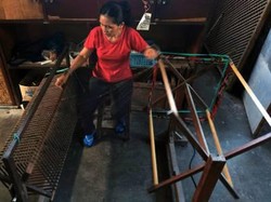 Perajin Tenun Endek Mencari Pewaris