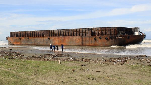 Cuaca Buruk Bikin Kapal Tongkang Terdampar di Aceh Barat