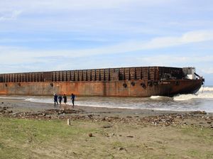 Cuaca Buruk Bikin Kapal Tongkang Terdampar di Aceh Barat