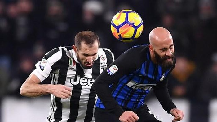Juventus defender Giorgio Chiellini (L) and Inter Milans midfielder Borja Valero from Spain go for a header during the Italian Serie A football match Juventus vs Inter Milan on December 9, 2017 at the Allianz stadium in Turin. (Photo by MARCO BERTORELLO / AFP)