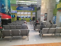 Batal Mudik, Warga Berdatangan Urus Refund Tiket Kereta di Stasiun Gambir