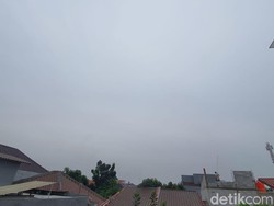Langit Jabodetabek Tampak Memutih Siang-Sore Hari, Ini Penjelasan BMKG