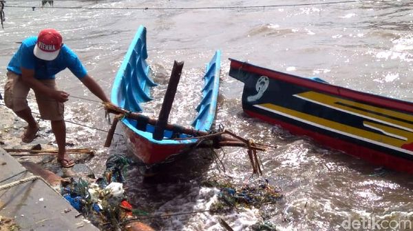 Gelombang Tinggi Hantam Puluhan Perahu Nelayan di Ujung Genteng