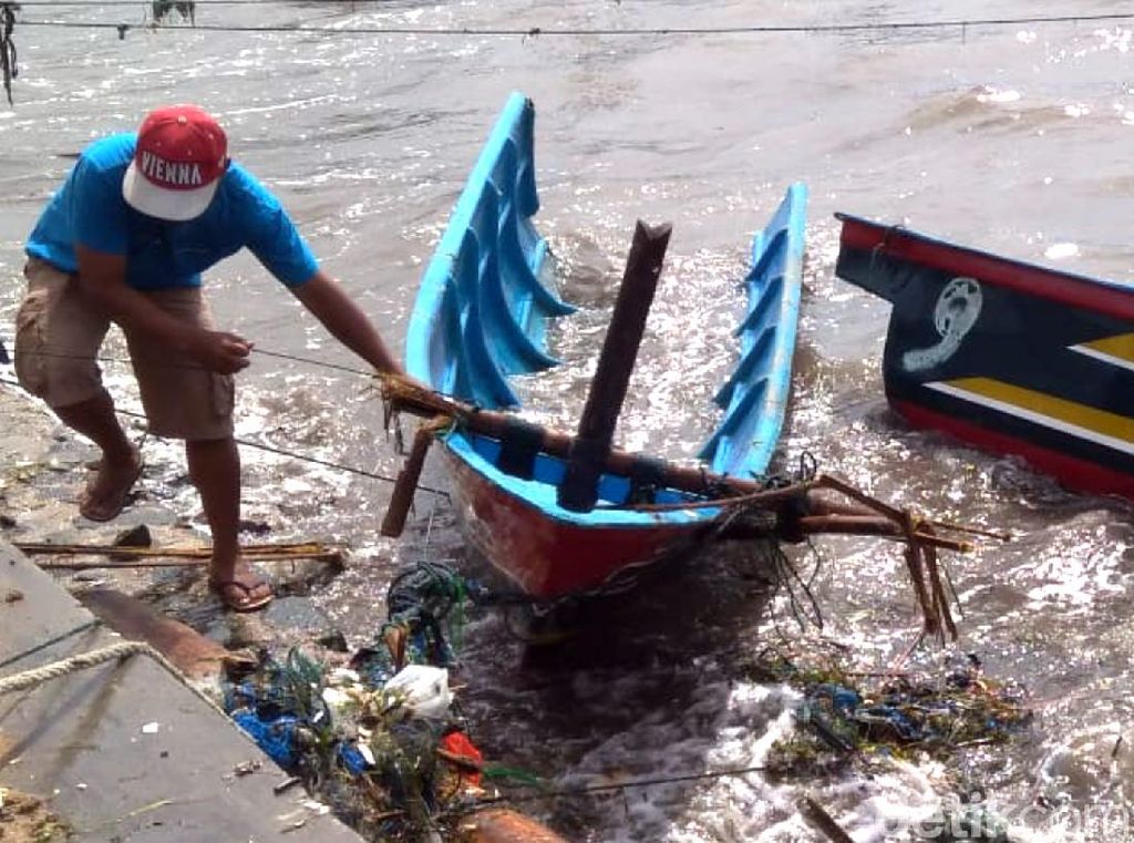 Gelombang Tinggi Hantam Puluhan Perahu Nelayan di Ujung Genteng Gelombang Tinggi Hantam Puluhan Perahu Nelayan di Ujung Genteng