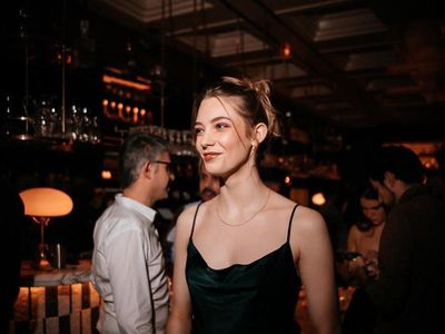 Pesona Model yang Dipuji Karena Jadi Perawat Lansia Selama Pandemi Corona