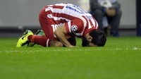 Arda Turan sujud syukur ketika mencetak gol kemenangan Atletico Madrid melawan Porto di fase grup Liga Champions pada 1 Oktober 2013. Turan adalah gelandang berdarah Turki yang kini bermain di Barcelona. Foto: Getty Images/EuroFootball