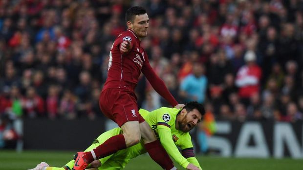 Barcelona's Argentinian striker Lionel Messi (R) is tackled by Liverpool's Scottish defender Andrew Robertson during the UEFA Champions league semi-final second leg football match between Liverpool and Barcelona at Anfield in Liverpool, north west England on May 7, 2019. (Photo by Paul ELLIS / AFP)