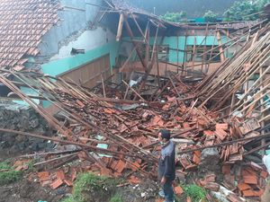 SD Negeri di Karanganyar Rusak Parah Tertimbun Longsor