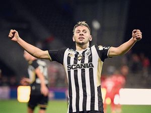 Ironi Pesepakbola yang Masturbasi di Depan Umum