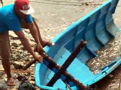 Puluhan Perahu Nelayan Ujung Genteng Hancur Dihantam Gelombang