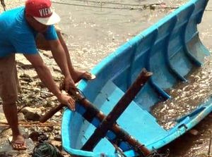 Puluhan Perahu Nelayan Ujung Genteng Hancur Dihantam Gelombang Puluhan Perahu Nelayan Ujung Genteng Hancur Dihantam Gelombang