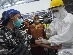 Ning Ita Pimpin Rapid Test Pengunjung Warkop di Kota Mojokerto