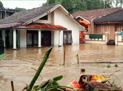 Terendam Banjir, Pabrik Aqua di Sukabumi Tutup Sementara