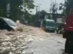 Nekat Terobos Banjir di Cimahi, Satu Mobil Terseret ke Tepi Saluran Air