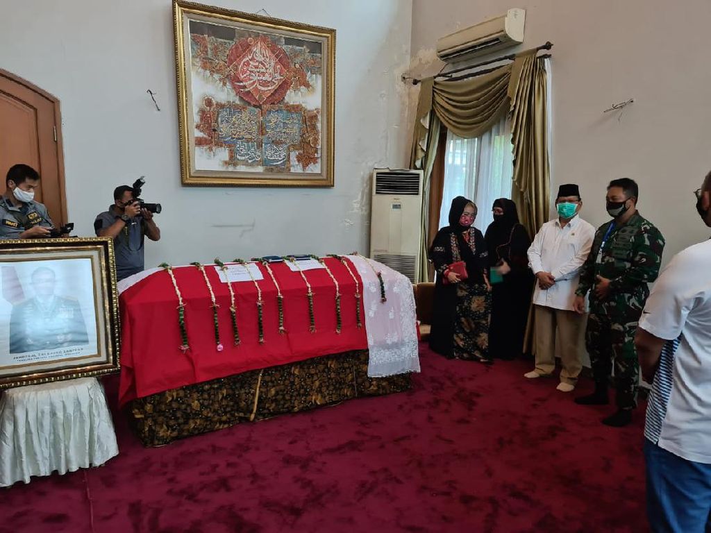 Potret Prabowo di Samping Peti Jenazah Djoko Santoso