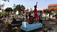 Potret Anak-anak Mengisi Waktu Sambil Bermain Layang-layang di TPU