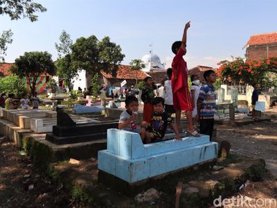 Potret Anak-anak Mengisi Waktu Sambil Bermain Layang-layang di TPU