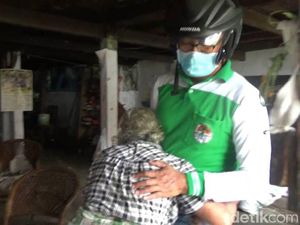 Tangis Haru Nenek Helena Dapat Sembako di Tengah Pandemi Corona