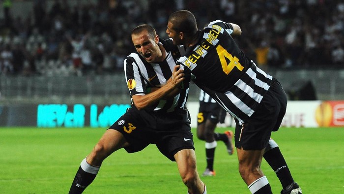 TURIN, ITALY - SEPTEMBER 16:  Giorgio Chiellini (L) of Juventus FC celebrates his goal with Felipe Melo during the Uefa Europa League group A match Juventus FC and KKS Lech Poznan at Olimpico Stadium on September 16, 2010 in Turin, Italy.  (Photo by Valerio Pennicino/Getty Images)