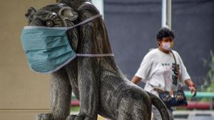 Patung Hewan di Bogor Ikut Pakai Masker Penangkal Corona