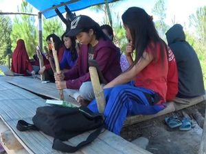 Perjuangan Mahasiswa Mamasa Naik Turun Gunung Berkuliah Online