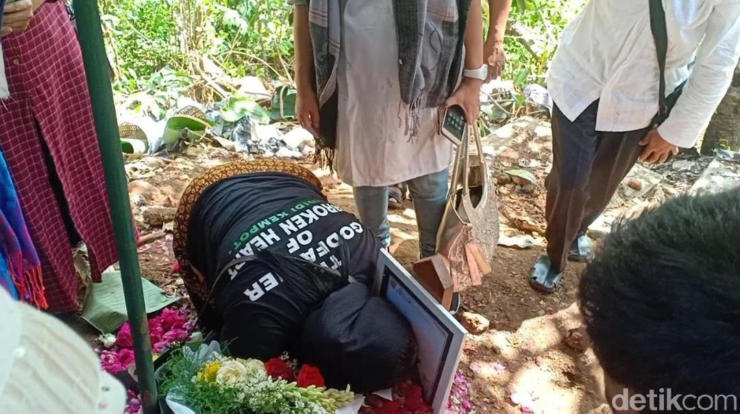 Menjelang 7 hari meninggalnya Didi Kempot, ratusan peziarah silih berganti mendatangi makam. Termasuk istri kedua almarhum, Yan Vellia.