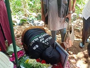 Istri Kedua Didi Kempot Ziarah hingga Nangis dan Cium Foto Almarhum