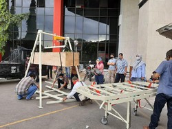 Memperingan Petugas Ber-APD, ITTS Bikin Crane Pemulasaran Jenazah COVID-19