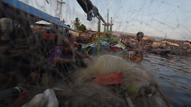 Nelayan memperbaiki jaring di atas perahunya di perkampungan nelayan Cilincing, Jakarta, Jumat (17/4/2020). Sekjen Koalisi Rakyat untuk Keadilan Perikanan (Kiara) Susan Herawati mengatakan pemerintah diharapkan memberikan perhatian kepada nelayan dan pelaku perikanan rakyat yang pendapatannya menurun akibat pandemi COVID-19 karena terputusnya rantai dagang dari nelayan kepada masyarakat. ANTARA FOTO/Indrianto Eko Suwarso/wsj.