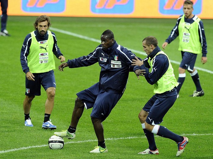 MILAN, ITALY - OCTOBER 15:  Mario Balotelli and Giorgio Chiellini (R) of Italy attend a training session ahead of their FIFA World Cup Brazil 2014 qualifier against Danimarca at Stadio Giuseppe Meazza on October 15, 2012 in Milan, Italy.  (Photo by Claudio Villa/Getty Images)