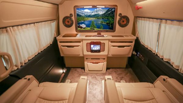 Partisi Kabin Mobil Cegah Penularan Virus Corona