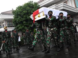 Potret Panglima TNI Hadi Tjahjanto Pimpin Upacara Pemakaman Djoko Santoso