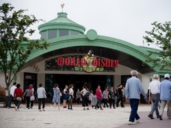 Buka Lagi Besok, Tiket Disneyland Shanghai Ludes dalam Hitungan Menit