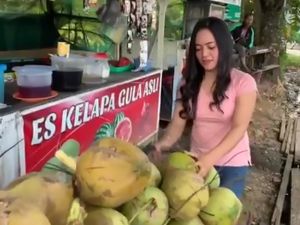 Cantiknya Penjual Es Kelapa hingga Crazy Rich Surabaya Bagikan Sembako