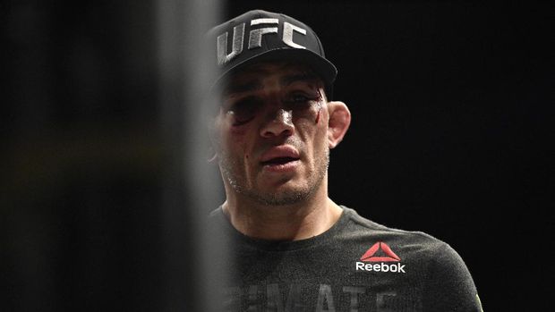 Tony Ferguson vs Justin Gaethje di UFC 249 JACKSONVILLE, FLORIDA - MAY 09: Tony Ferguson of the United States looks on against Justin Gaethje of the United States after their Interim lightweight title fight during UFC 249 at VyStar Veterans Memorial Arena on May 09, 2020 in Jacksonville, Florida. Douglas P. DeFelice/Getty Images/AFP