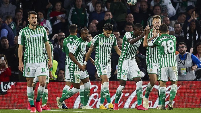 SEVILLE, SPAIN - MARCH 08: Cristian Tello of Real Betis celebrates scoring his teams second goal with team mates during the Liga match between Real Betis Balompie and Real Madrid CF at Estadio Benito Villamarin on March 08, 2020 in Seville, Spain. (Photo by Fran Santiago/Getty Images)