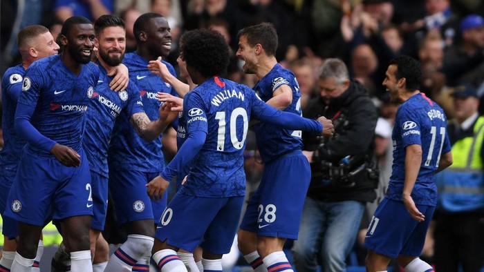 LONDON, ENGLAND - MARCH 08: Olivier Giroud of Chelsea celebrates with teammates after scoring his teams fourth goal during the Premier League match between Chelsea FC and Everton FC at Stamford Bridge on March 08, 2020 in London, United Kingdom. (Photo by Mike Hewitt/Getty Images)