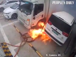 Ngeri, Mobil Listrik Terbakar saat Dicas