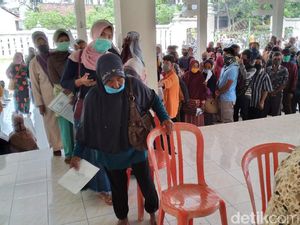Curhat Warga di Kulonprogo Nekat Antre Desak-desakan demi BST