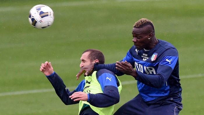 Giorgio Chiellini Mario Balotelli FLORENCE, ITALY - NOVEMBER 12: Mario Balotelli (R) and Giorgio Chiellini compete for the ball during Italy Training Session at Coverciano on November 12, 2014 in Florence, Italy. (Photo by Claudio Villa/Getty Images)