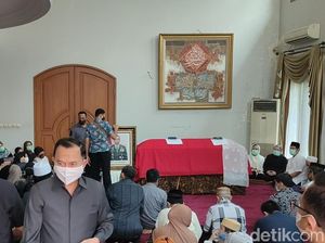 Pelayat di Rumah Duka Djoko Santoso Wajib Pakai Masker dan Hand Sanitizer
